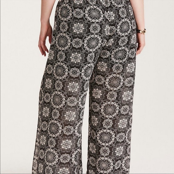 TORRID Medallion Chiffon Side Slit Pants Black White Size 2 2X NWT - Picture 3 of 8